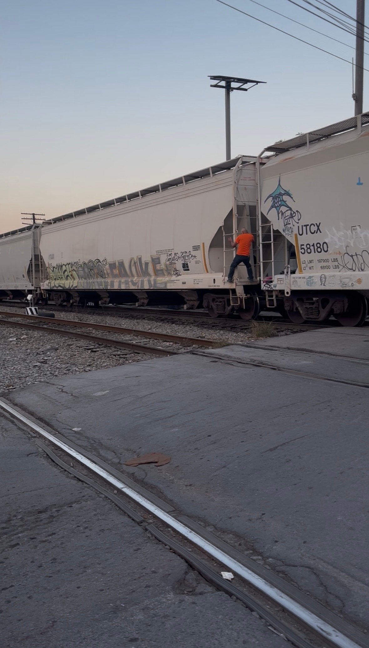 Lo que hace un ciudadano cuando el tren se atreviesa