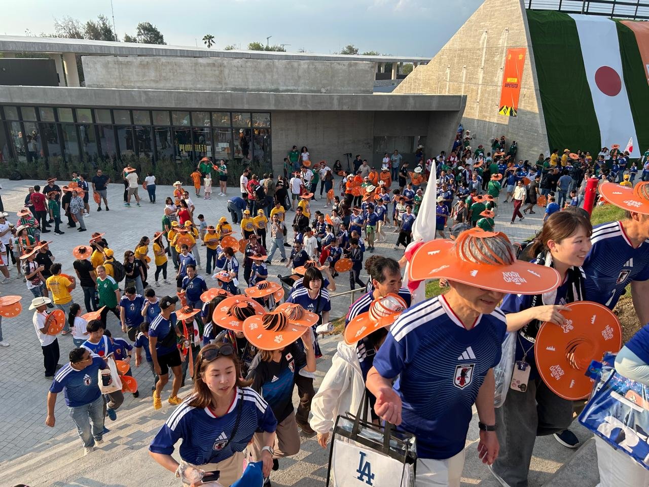 El ambiente del Japón vs Túnez en Monterrey
